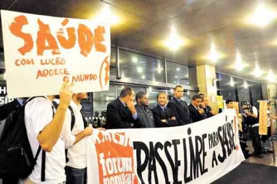 Protesto em frente a um hospital de São Paulo, na noite de ontem: grupo tentou invadir o centro de saúde