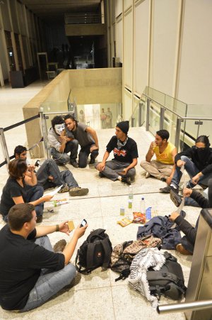 Manifestantes reunidos dentro da Câmara Legislativa Distrital