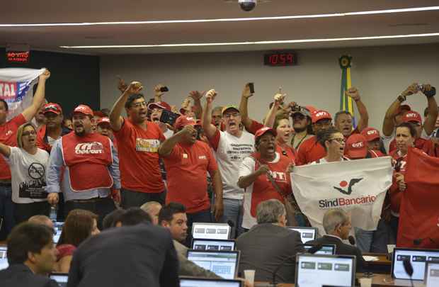 Manifestantes da CUT invadem plenário da CCJ na Câmara dos Deputados