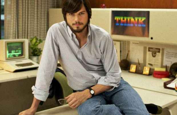 O ator Ashton Kutcher interpreta Steve Jobs no filme sobre a vida do fundador da Apple