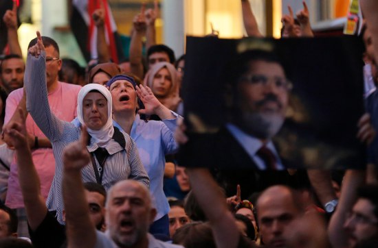 Manifestantes pró-islâmicos durante uma manifestação em apoio deposto presidente egípcio Morsy