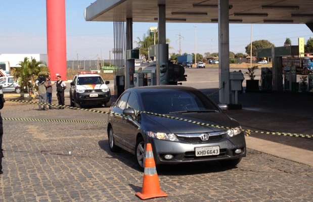 Carro da vitima de tiros em posto em Planaltina