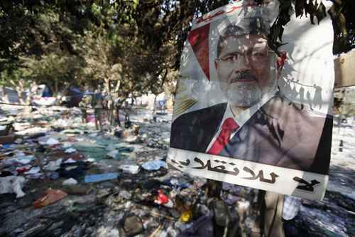 Um cartaz do presidente deposto Mohamed Morsy onde se lê 