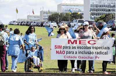 Manifestantes: deficientes são discriminados nas escolas regulares