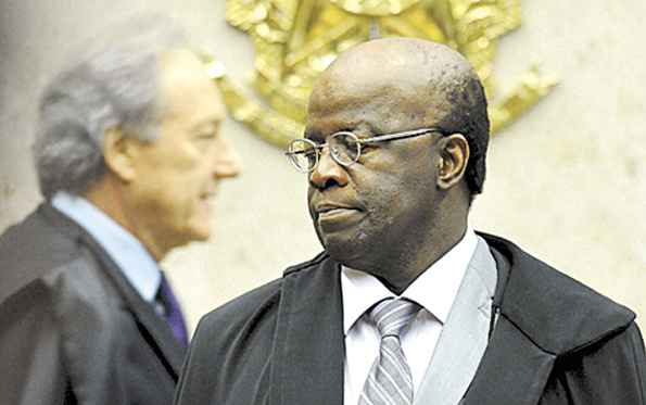 O Presidente da Corte, Joaquim Barbosa (D) acusou Lewandowski (E) de chicana, artifício usado por advogados para atrasar indefinidamente um julgamento