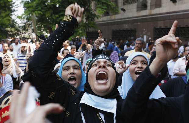 Partidários do presidente egípcio deposto, Mohamed Morsy participam de protesto perto da mesquita de Ennour, no Cairo