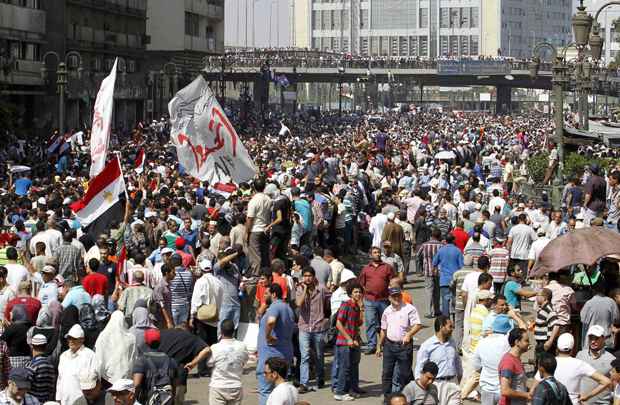 Partidários de Mohamed Morsy fazem protesto em frente al-Fath Mesquita na praça Ramsés, no Cairo