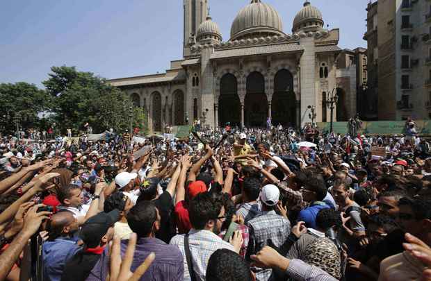 Manifestantes partidários de Mosry se reúnem em frente Al-Fath Mesquita, no Cairo