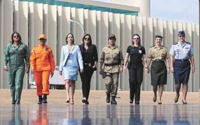 Conheça a história de oito mulheres que comandam diferentes equipes de forças de segurança da capital federal. Além de enfrentarem criminosos e perigos, muitas têm que provar todos os dias que o lugar delas é nas ruas, cuidando da população