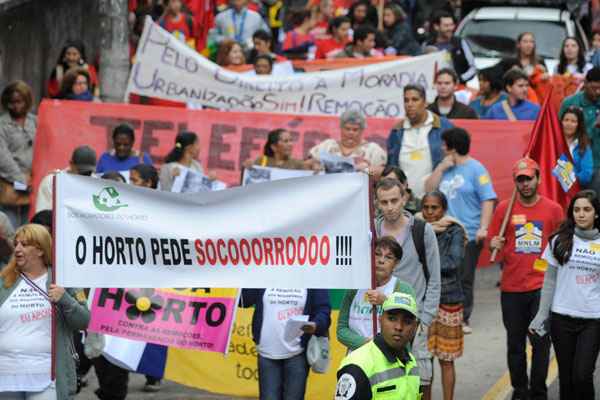 O ato Remove o Paes teve início na tarde de ontem e reuniu quase 200 pessoas de comunidades ameaçadas de remoção até as Olimpíadas de 2016