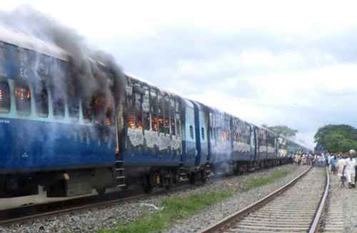 Multidão enfurecida queima o trem que se chocou contra peregrinos hindus