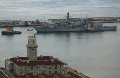 Navio britânico é rebocado para o porto depois de chegar à baía de Gibraltar, ao sul da Espanha