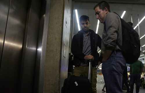 Jornalista Glenn Greenwald e o parceiro David Miranda no Rio de Janeiro Aeroporto Internacional