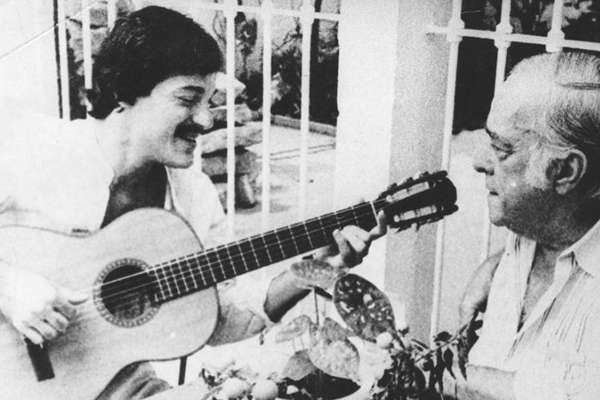 Cantores Toquinho e Vinícius de Moraes tocam violão