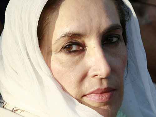 A paquistanesa Benazir Bhutto foi morta por durante um ataque a bomba