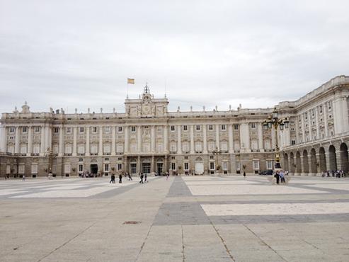 O Palácio Real, também conhecido como Palácio do Oriente, é um dos pontos mais visitados de Madri: a residência oficial do rei Juan Carlos apresenta 4.318 quartos