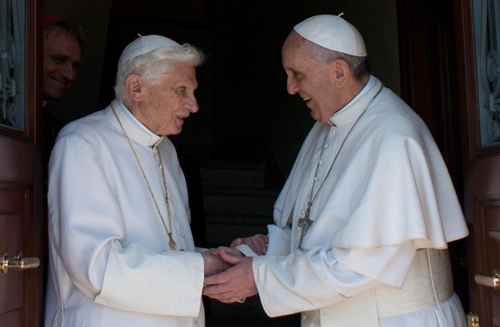 Papa Francisco (D) saúda o papa emérito Bento XVI em Castel Gandolfo