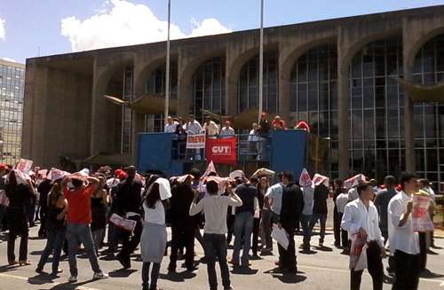 Trabalhadores terceirizados ocuparam a via N1 durante a manifestação