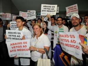 Apesar de representantes de entidades médicas tentaram reverter a decisão do Planalto, a maioria dos 458 deputados e 70 senadores que participaram da sessão decidiu aceitar os 50 vetos