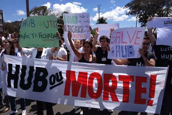 Protesto de estudantes de medicina da UnB em frente o HUB