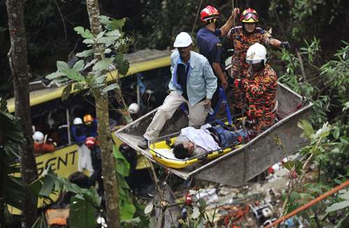 Equipes de resgate trabalham para socorrer vítimas em local de acidente de ônibus no Genting Highlands, a 55 km de Kuala Lumpur