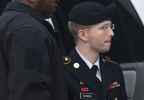 Bradley Manning chega ao lado de oficiais militares em uma instalação militar dos EUA para ouvir sua sentença no julgamento em Fort Meade, Maryland