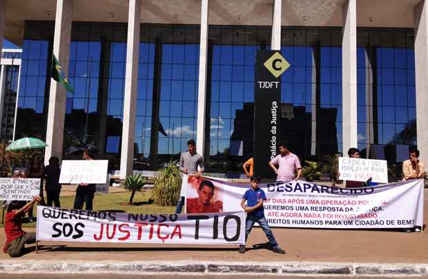 O grupo levou faixas para o TJDFT e investigação sobre o desaparecimento de Antônio Pereira