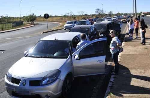 Carros que se envolveram no acidente aguardam perícia