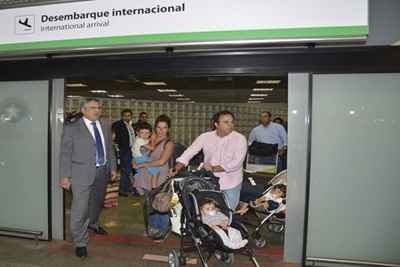 O ministro da Saúde, Alexandre Padilha, recebe médicos estrangeiros que vão atuar no Programa Mais Médicos no Aeroporto Internacional Juscelino Kubitschek.