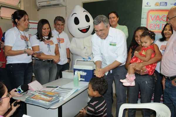 O ministro da saúde Alexandre Padilha durante a campanha de vacinação no posto de saúde na cidade Estrutural