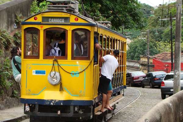 Moradores querem que volte a circular o bonde tradicional, aberto e popular, sem apelo puramente turístico visando ao lucro