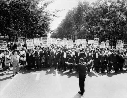 Martin Luther King Jr. (de costas) diante de manifestantes, durante a Marcha sobre Washington por Trabalho e Liberdade