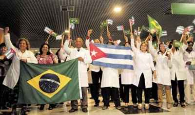 Cubanos no aeroporto de Brasília: 206 médicos do país caribenho desembarcaram no Brasil ontem. Curso de adaptação começa amanhã