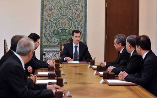 Assad em reunião com ministros em Damasco: governo continua a negar ataque químico