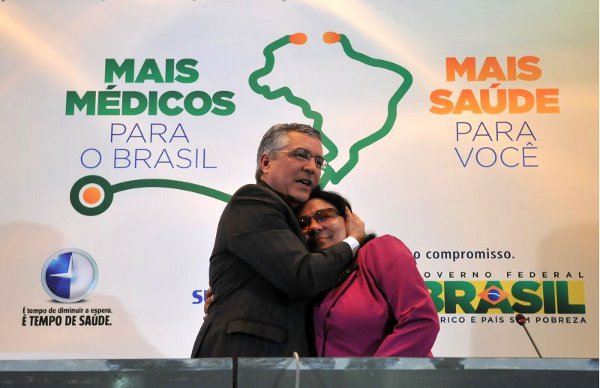 O ministro da saúde do Brasil, Alexandre Padilha e a vice-ministra da saúde de Cuba, Marcia Cobas, na cerimônia de recepção dos médicos vindos de Cuba