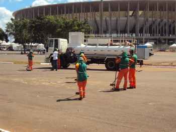 Foram 326 profissionais divididos em três turnos e 232 lixeiras distribuídas na área interna e nos arredores do estádio