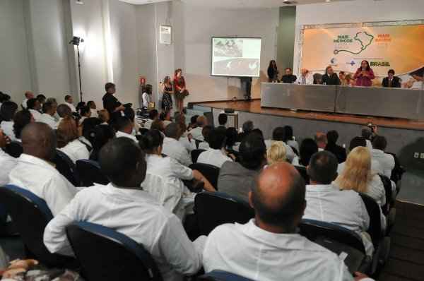 Médicos estrangeiros em cerimônia realizada no auditório do prédio da Finatec na UNB