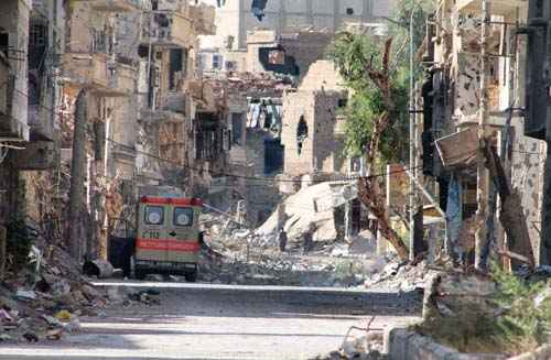 Rua danificado na cidade de Deir Ezzor, no leste da Síria