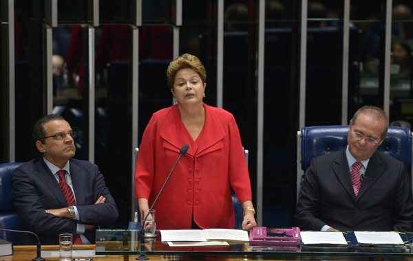 Sobre a participação de fuzileiros navais na operação que trouxe o senador boliviano ao Brasil, Dilma Rousseff disse que o ministro da Defesa, Celso Amorim, vai esclarecer ainda hoje a questão