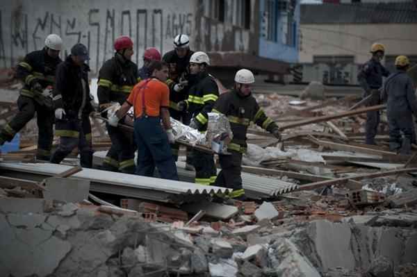 Até o começo da tarde, 24 trabalhadores tinham sido resgatados pelo Corpo de Bombeiros