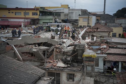 No início da tarde, os bombeiros aumentaram de 60 para 120 homens o efetivo que busca por sobreviventes entre os escombros