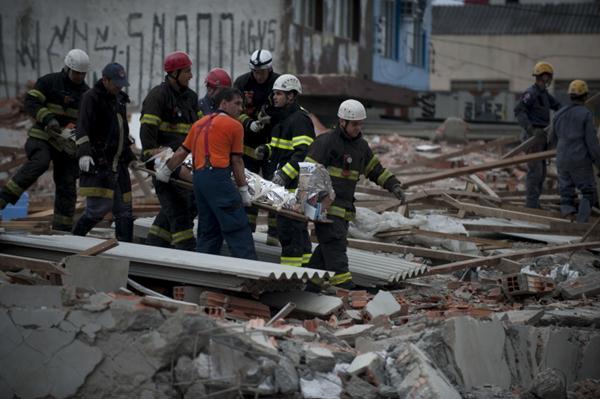 Enquanto os trabalhos de buscas dos bombeiros continuam, Franscisco Feitosa Filho, pai de Felipe Pereira dos Santos, de 20 anos, aguarda ansioso por notícias do filho que trabalhava no local