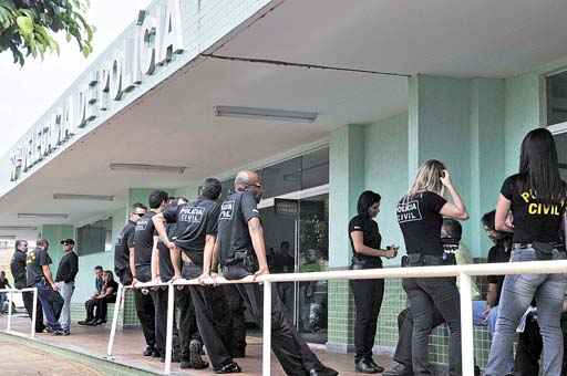 Policiais civis em frente a delegacia: segundo diretor-geral, número está dentro das normas mundiais