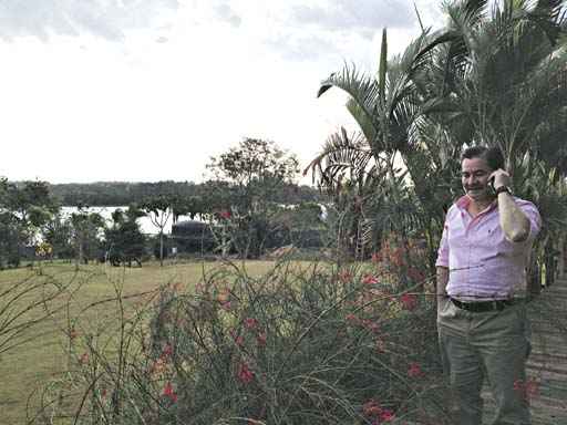 Roger Molina, no jardim da casa do advogado, no Lago Norte: ontem, o senador boliviano passou o dia recolhido após o cancelamento da ida dele ao Congresso