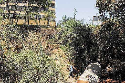 Com a perda de terra, arrastada pelas chuvas, as manilhas ficaram expostas e inseguras