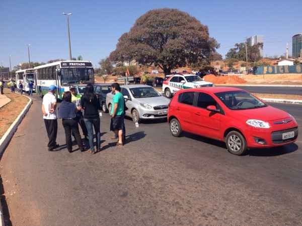 Engavetamento na entrada da L2 Norte envolvendo dois ônibus e quatro carros