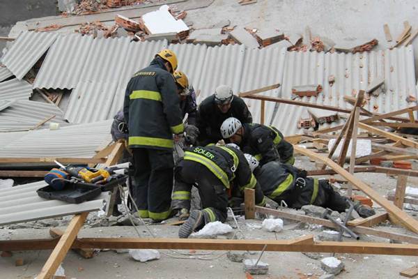 Já dura quase 24 horas o trabalho ininterrupto do Corpo de Bombeiros à procura de vítimas