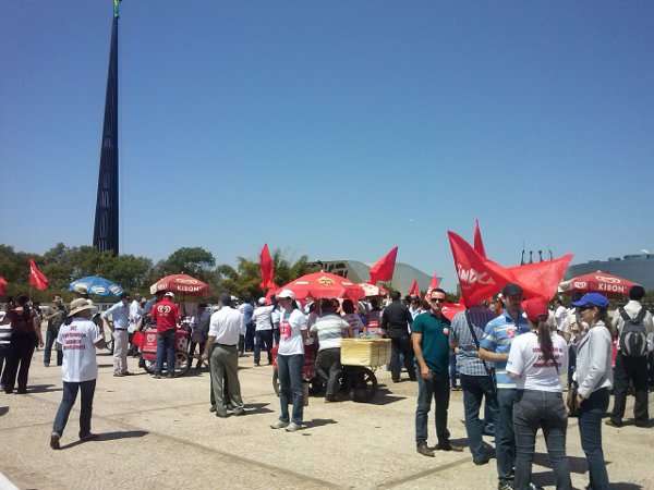 Servidores do Dnit fazem manifestação em frente ao Palácio Planalto