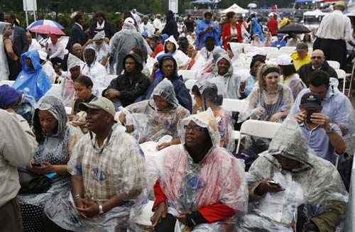 Grupo enfrenta chuva para participar de cerimônia que marca o 50º aniversário do discurso 