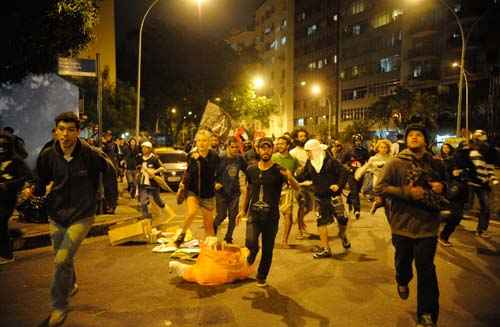 Manifestação contra o governador Sérgio Cabral fecha rua onde fica o Palácio Guanabara, sede do governo fluminense